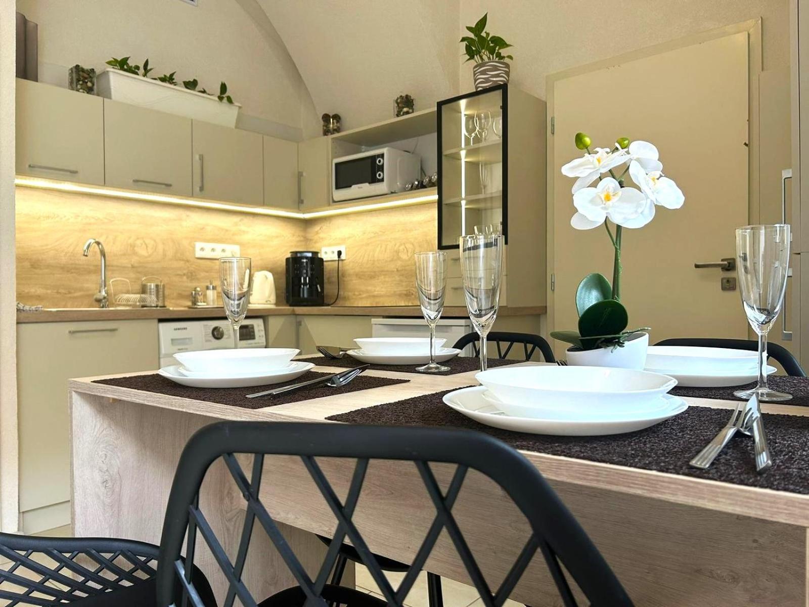Leo Apartment Obchodna - Delux Братислава Екстер'єр фото